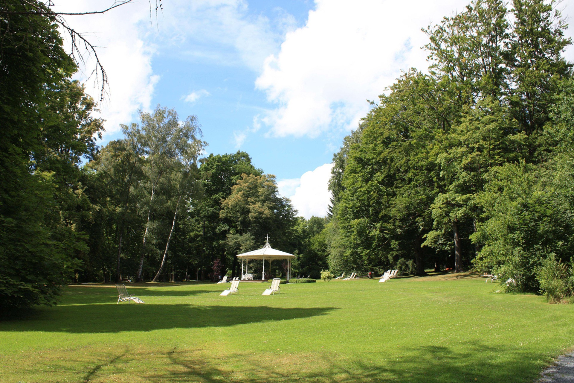 Liegewiese mit Pavillion im Kurpark Bad Steben